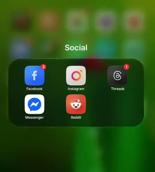 iPhone style glass folders in Glass OS, an alternative to Niagara Launcher